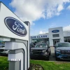 Xe ôtô mới được bày bán tại cửa hàng của Hãng xe Ford (Mỹ) ở Vancouver, British Columbia, Canada. (Ảnh: THX/TTXVN)