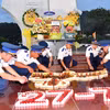 Cán bộ, chiến sỹ Bộ Tư lệnh Vùng Cảnh sát biển 4 thắp nến tri ân tại nghĩa trang Liệt sỹ Phú Quốc. (Ảnh: TTXVN phát)
