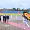 Đoàn đại biểu lãnh đạo, nguyên lãnh đạo Đảng, Nhà nước cùng các bộ ngành Trung ương, đến đặt vòng hoa và vào Lăng viếng Chủ tịch Hồ Chí Minh. (Ảnh: Tuấn Anh/TTXVN)