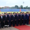 Đoàn đại biểu lãnh đạo, nguyên lãnh đạo Đảng, Nhà nước cùng các bộ ngành Trung ương, đến đặt vòng hoa và vào Lăng viếng Chủ tịch Hồ Chí Minh. (Ảnh: Tuấn Anh/TTXVN)