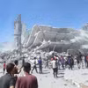 Tòa nhà bị phá hủy sau cuộc không kích của Israel xuống Dải Gaza. (Ảnh: IRNA/TTXVN)