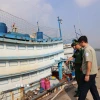 Lực lượng chức năng cảng cá, biên phòng và chính quyền địa phương kiểm tra tàu cá không đủ điều kiện neo đậu tại cáng Cát Lở. (Ảnh: Hoàng Nhị/TTXVN)