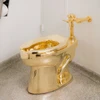 Chiếc bồn cầu bằng vàng 18 carat của Maurizio Cattelan.