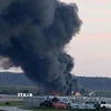 Khói bốc lên tại hiện trường vụ rơi máy bay chở hàng ở sân bay quốc tế Louisville Muhammad Ali, bang Kentucky (Mỹ). (Ảnh: Getty Images/TTXVN)