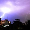 Những tia sét trên bầu trời tại Guwahati, Ấn Độ. (Ảnh: AFP/TTXVN)