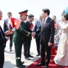 Đại biểu đón Chủ tịch nước Lương Cường và Phu nhân tại sân bay quốc tế Cairo, Ai Cập. (Ảnh: Lâm Khánh/TTXVN)
