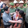 Thủ tướng Phạm Minh Chính động viên đồng bào xã Xa Dung bị thiệt hại do mưa lũ. (Ảnh: Dương Giang/TTXVN)