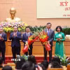 Lãnh đạo thành phố Hà Nội tặng hoa, chúc mừng tân Phó Chủ tịch Ủy ban Nhân dân thành phố Hà Nội Đỗ Anh Tuấn và Bùi Duy Cường. (Ảnh: Văn Điệp/TTXVN)