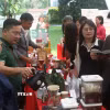 Khách mời tham quan các gian hàng và thưởng thức càphê tại Lễ hội Càphê Việt Nam 2026 tại Singapore. (Ảnh: Ngọc Khương/TTXVN)
