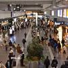 Hành khách tại sân bay Haneda ở thủ đô Tokyo, Nhật Bản. (Ảnh: Kyodo/TTXVN)