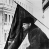 Từ trên trụ sở Soviet (Moskva), Vladimir Ilyich Lenin nói chuyện với Hồng quân trước giờ lên đường chiến đấu (16/10/1919). (Ảnh: Tư liệu quốc tế TTXVN)