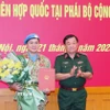 Thượng tướng Hoàng Xuân Chiến, Thứ trưởng Bộ Quốc phòng, trao Quyết định của Chủ tịch nước cử Thiếu tá Sử Tấn Phi Long tham gia hoạt động gìn giữ hòa bình Liên hợp quốc. (Ảnh: Trọng Đức/TTXVN)