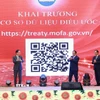 Thủ tướng Phạm Minh Chính và lãnh đạo Bộ Ngoại giao khai trương Cơ sở dữ liệu về Điều ước quốc tế. (Ảnh: Dương Giang/TTXVN)