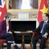 Bộ trưởng Bộ Ngoại giao Lê Hoài Trung gặp Ngoại trưởng Anh Yvette Cooper. (Ảnh: TTVN phát)