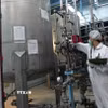 Nhân viên kỹ thuật kiểm tra thiết bị làm giàu uranium tại nhà máy ở Isfahan, Iran. (Ảnh: AFP/TTXVN)