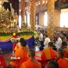 Sư sãi và bà con Phật tử Khmer tụng kinh trước khi làm Nghi lễ tắm Phật trong Tết Chôl Chnăm Thmây của đồng bào Khmer ở Sóc Trăng Sóc Trăng. (Ảnh: Trung Hiếu/TTXVN)