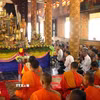 Sư sãi và bà con Phật tử Khmer tụng kinh trước khi làm Nghi lễ tắm Phật trong Tết Chôl Chnăm Thmây của đồng bào Khmer ở Sóc Trăng. (Ảnh: Trung Hiếu/TTXVN)