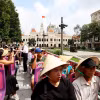 Khách quốc tế tham quan trung tâm Thành phố Hồ Chí Minh bằng xe bus hai tầng. (Ảnh: Hồng Đạt/TTXVN)