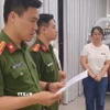 Cơ quan Công an tiến hành khám xét khẩn cấp chỗ ở và địa điểm livestream bán hàng, kho hàng của đối tượng Nguyễn Thị Thu Hường. (Ảnh: TTXVN phát)