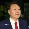 Cựu Tổng thống Hàn Quốc Yoon Suk Yeol rời Văn phòng công tố cấp cao Seoul ngày 6/7. (Ảnh: Yonhap/TTXVN)