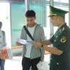 Lực lượng Bộ đội Biên phòng phổ biến pháp luật cho du khách trước khi nhập cảnh vào Việt Nam. (Ảnh minh họa. Nguồn: Quang Duy/TTXVN)