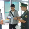 Lực lượng Bộ đội Biên phòng phổ biến pháp luật cho du khách trước khi nhập cảnh vào Việt Nam. (Ảnh minh họa. Nguồn: Quang Duy/TTXVN)