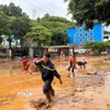 Bùn đất tràn trên mặt đường tại địa bàn xã Mường La, tỉnh Sơn La, sau mưa lớn. (Ảnh: TTXVN phát)