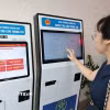 Người dân lấy số làm thủ tục hành chính tại bộ phận phục vụ hành chính công của UBND phường Hoàng Mai, Hà Nội. (Ảnh: Trần Việt/TTXVN)