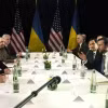 Tổng thống Volodymyr Zelensky gặp Phó Tổng thống Mỹ JD Vance bên lề Hội nghị An ninh Munich. (Nguồn: AP)