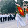 Chủ tịch Quốc hội Trần Thanh Mẫn dâng hoa, dâng hương tại Đền Tưởng niệm Liệt sỹ Bến Dược. (Ảnh: Doãn Tấn/TTXVN)