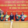 Bí thư Đảng ủy Chính phủ, Thủ tướng Chính phủ Phạm Minh Chính trao Quyết định của Bộ Chính trị và Thủ tướng Chính phủ về công tác cán bộ. (Ảnh: Dương Giang/TTXVN)