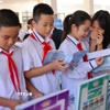 Các em học sinh Hà Nội đọc sách trong lễ phát động Tuần lễ hưởng ứng học tập suốt đời năm 2024. (Ảnh: Thanh Tùng/TTXVN)