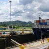 Con tàu di chuyển qua Kênh đào Panama ở Panama City, Panama. (Ảnh: THX/TTXVN)