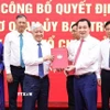 Đồng chí Đỗ Văn Chiến trao quyết định thành lập các đảng bộ, chi bộ trực thuộc. (Ảnh: Minh Đức/TTXVN)