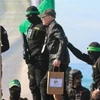 Một con tin Israel được cánh quân của phong trào Hamas trả tự do và bàn giao cho Hội Chữ Thập đỏ quốc tế tại thành phố Gaza, ngày 9/2. (Ảnh: IRNA/TTXVN)