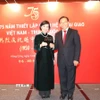 Tổng Lãnh sự Lê Đức Hạnh và Đặc phái viên Thôi Kiến Xuân chúc mừng 75 năm thiết lập quan hệ ngoại giao Việt Nam-Trung Quốc. (Ảnh: Xuân Vịnh/TTXVN)