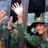 Các tân binh vui mừng chào người thân, bạn bè lên đường đến đơn vị nhận nhiệm vụ. (Ảnh: Trịnh Bang Nhiệm/TTXVN)