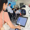 Khoa học, công nghệ, đổi mới sáng tạo và chuyển đổi số tiếp tục được xác định là động lực phát triển. Trong ảnh: Robot lễ tân giúp hướng dẫn thủ tục, tra cứu thông tin, chỉ dẫn vị trí quầy thay cho con người, giảm áp lực cho nhân viên. (Ảnh: Hoàng Hiếu/TTXVN)