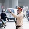 Lực lượng Cảnh sát Giao thông điều tiết, phân luồng giao thông. (Ảnh: Phạm Kiên/TTXVN)