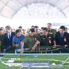 Các đại biểu tham quan mô hình mô phỏng sân bay Gia Bình. (Ảnh: Thanh Thương/TTXVN)