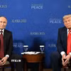 Tổng thống Nga Vladimir Putin (trái) trong cuộc họp với Tổng thống Mỹ Donald Trump tại Căn cứ Elmendorf-Richardson ở Anchorage, bang Alaska (Mỹ) ngày 15/8. (Ảnh: THX/TTXVN)