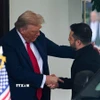 Tổng thống Mỹ Donald Trump (trái) đón Tổng thống Ukraine Volodymyr Zelensky tại Washington D.C. (Ảnh: THX/TTXVN)