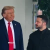 Tổng thống Mỹ Donald Trump (trái) đón Tổng thống Ukraine Volodymyr Zelensky tại Washington D.C. ngày 18/8. (Ảnh: THX/TTXVN)