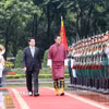 Chủ tịch nước Lương Cường và Quốc vương Bhutan Jigme Khesar Namgyel Wangchuck duyệt Đội danh dự Quân đội nhân dân Việt Nam. (Ảnh: Lâm Khánh/TTXVN)