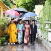 Phu nhân Chủ tịch nước Lương Cường cùng Hoàng hậu Bhutan Jetsun Pema Wangchuck thăm chùa Trấn Quốc. (Ảnh: Minh Đức/TTXVN)