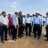 Phó Thủ tướng Trần Hồng Hà và Đoàn công tác Trung ương kiểm tra thực địa tại sân bay Long Thành. (Ảnh: Công Phong/TTXVN)