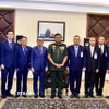 Tổng Tham mưu trưởng Lực lượng vũ trang Malaysia, Đại tướng Mohd Nizam bin Hj Jaffar (giữa) cùng Trưởng đoàn Thái Lan Trung tướng Nuttapong Praokaew (bên cạnh phải) và Trưởng đoàn Campuchia Thiếu tướng Sin Sokha (bên cạnh trái) cùng các thành viên của hai đoàn. (Ảnh: TTXVN phát)