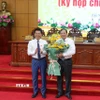 Ông Nguyễn Mạnh Hùng, Phó Bí thư Tỉnh ủy, Chủ tịch Hội đồng Nhân dân tỉnh Tây Ninh tặng hoa chúc mừng tân Chủ tịch Ủy ban Nhân dân tỉnh Tây Ninh Lê Văn Hẳn. (Ảnh: Bùi Giang/TTXVN)