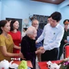 Chủ tịch nước Lương Cường và đoàn công tác đến thăm Mẹ Việt Nam anh hùng Nguyễn Thị Ngôn (105 tuổi) tại thôn Bảo An, xã Gò Nổi. (Ảnh: Lâm Khánh/TTXVN)