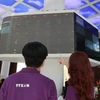Nhà đầu tư theo dõi diễn biến thị trường cổ phiếu tại sàn HOSE. (Ảnh: Hứa Chung/TTXVN)
